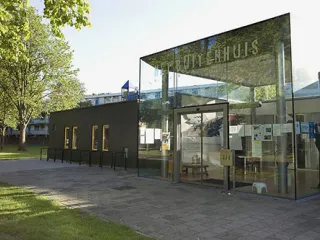 Het Buitenhuis is een moderne locatie met een uitnodigende glazen façade, omgeven door groen. Het is een inspirerende plek voor vergaderingen, workshops of sociale bijeenkomsten. De transparante constructie zorgt voor veel daglicht en een verbinding met de buitenomgeving.