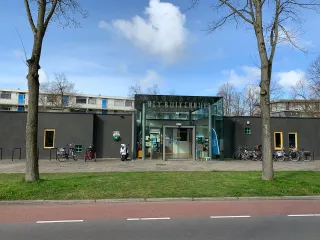 Het Buitenhuis is een moderne locatie met een uitnodigende glazen pui, omgeven door groen. Het is een inspirerende plek voor vergaderingen, workshops of sociale bijeenkomsten. De transparante constructie zorgt voor veel daglicht en een verbinding met de buitenomgeving.